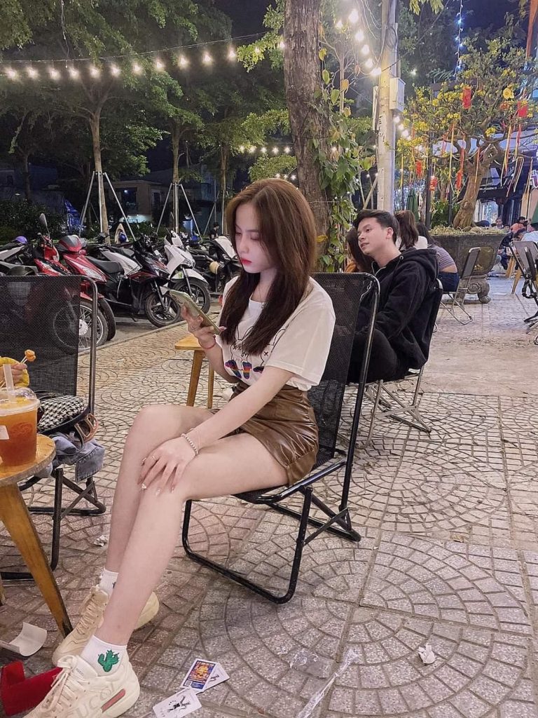 Ảnh Con Gái Tóc Ngắn Chụp Dáng Tỏa Sáng Hình Thể Quyến Rũ Trong Mùa Hè Sôi Động