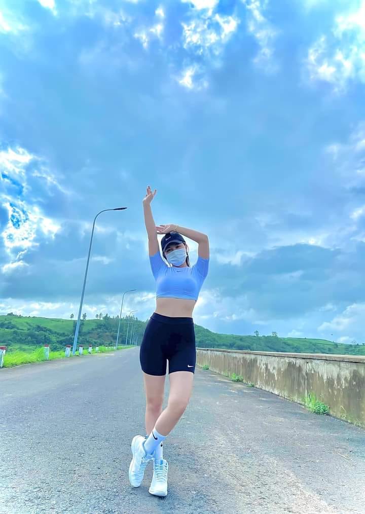 Ảnh Gái Xinh Cầm Bánh Sinh Nhật Câu Chuyện Vẻ Đẹp Ngây Thơ Và Gây Mưa Gió Trong Cõi Nhân Loại